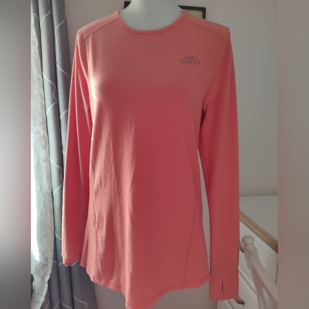 Long sleeved pull-over active top